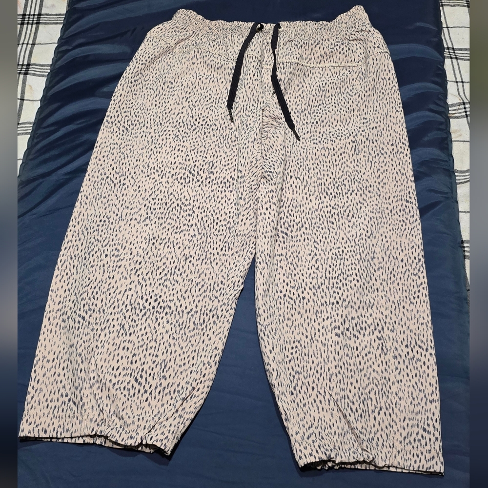 Lululemon Cream and Black Crop With Elastic Band Size 4